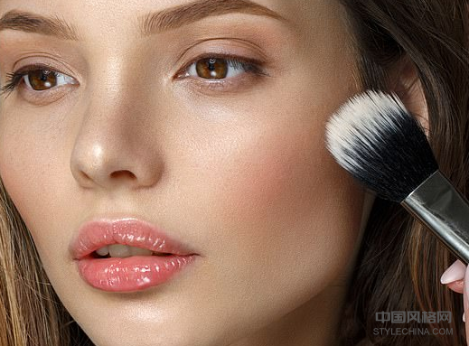 Elsa McAlonan的美容升级：如何用珊瑚腮红发光，她还分享了Catherie Zeta-Jones光彩照人的秘密 中国风格网,stylechina.com