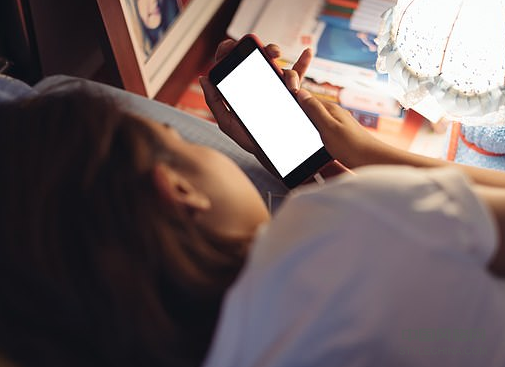 孩子应该避免在睡前至少一小时看屏幕因为它会扰乱睡眠，影响他们的饮食并导致心理健康状况不佳 中国风格网,stylechina.com