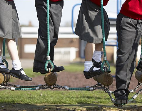 “过于雄心勃勃的父母”将他们的孩子带到了最糟糕的学校,在申请表上列出了太多不切实际的选择。 中国风格网,stylechina.com