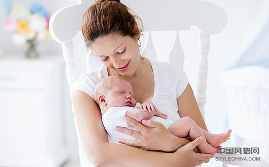 研究表明，在成年人和婴儿身上睡觉会导致更好的夜晚休息，并增加记忆力 中国风格网,stylechina.com