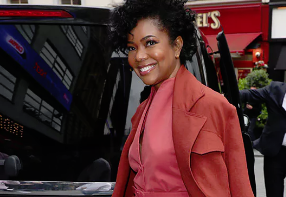 加布里埃尔·尤尼恩就穿着这夏天“最好的红灯罩 ,stylechina.com