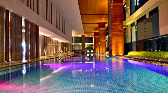 泰国的都市绿洲！曼谷拉查阿帕森万丽酒店的半露天顶楼泳池实在太美 ,stylechina.com