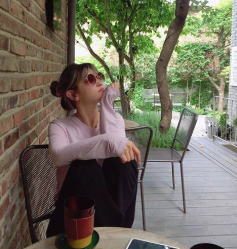 你也被《寄生上流》中的冰冷洁西卡老师掳获芳心了吗？看完朴素丹私下造型模样你一定会更爱她！ ,stylechina.com