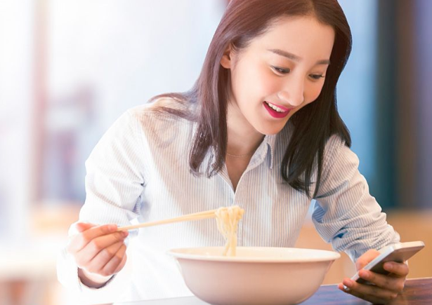 真的别再狼吞虎咽！研究显示：「吃饭速度越快、越容易饿、越容易发胖。」 ,stylechina.com