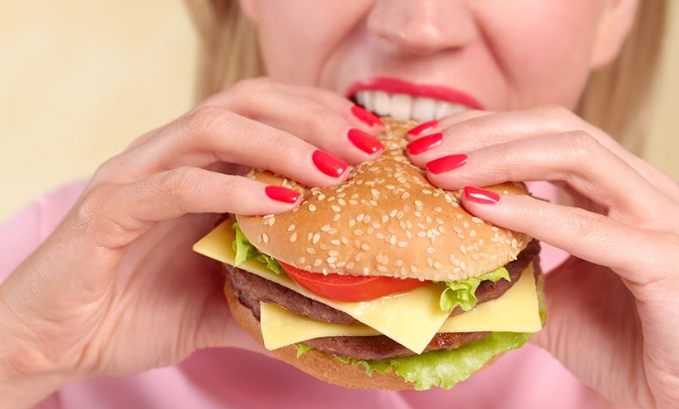 真的别再狼吞虎咽！研究显示：「吃饭速度越快、越容易饿、越容易发胖。」 ,stylechina.com