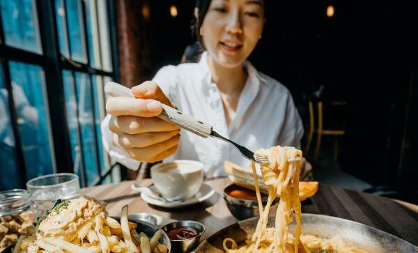 真的别再狼吞虎咽！研究显示：「吃饭速度越快、越容易饿、越容易发胖。」 ,stylechina.com