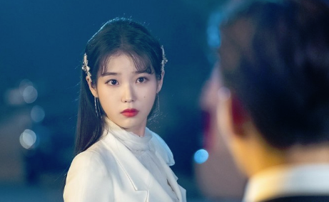 《德鲁纳酒店》IU「八字空气浏海」大热，减龄小脸效果让韩妞都超爱剪！ ,stylechina.com