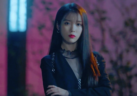 《德鲁纳酒店》IU「八字空气浏海」大热，减龄小脸效果让韩妞都超爱剪！ ,stylechina.com