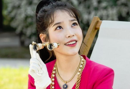 《德鲁纳酒店》IU「八字空气浏海」大热，减龄小脸效果让韩妞都超爱剪！ ,stylechina.com