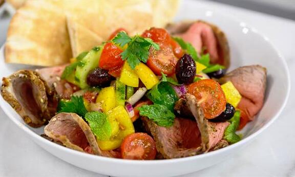 01.jpg 希腊沙拉配牛肉和Za'atar香料 ,stylechina.com