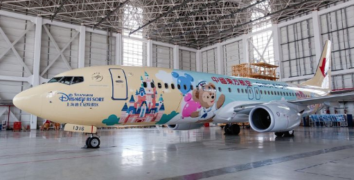 太疗愈！迪士尼联名「达菲熊彩绘机」正式启航，托盘、头枕垫巾都被达菲、雪莉玫攻占，整趟旅程狂喷少女心 ,stylechina.com