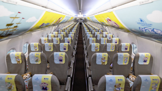 太疗愈！迪士尼联名「达菲熊彩绘机」正式启航，托盘、头枕垫巾都被达菲、雪莉玫攻占，整趟旅程狂喷少女心 ,stylechina.com