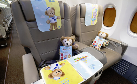 太疗愈！迪士尼联名「达菲熊彩绘机」正式启航，托盘、头枕垫巾都被达菲、雪莉玫攻占，整趟旅程狂喷少女心 ,stylechina.com