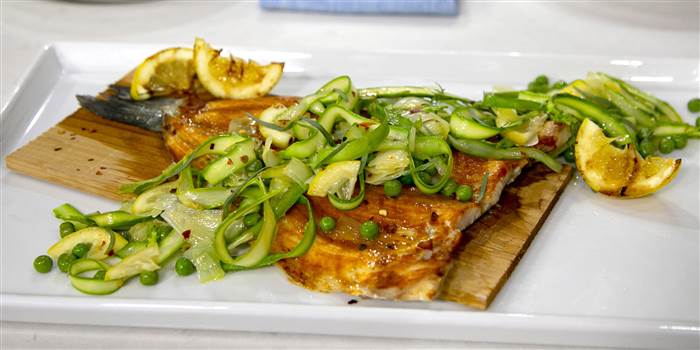 Cedar Plank Branzino配韭菜，豌豆和芦笋 ,stylechina.com