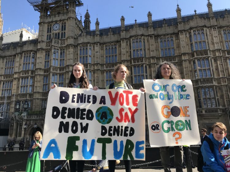 01.jpg 数千人因气候变化罢工走伦敦街头 ,stylechina.com