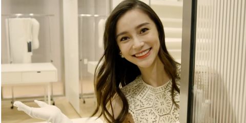 【巴黎时装周】陪Angelababy 杨颖逛Dior 历史档案室自己穿过的洋装也被收藏历届红毯美服一次看过瘾 ,stylechina.com