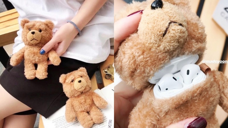 可爱到失心疯！整只「泰迪熊AirPods保护套」宛如带熊熊出门玩，快许愿当圣诞节礼物～ ,stylechina.com
