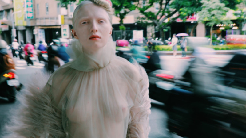 5DC6E03A882A41573314618.jpeg 「我的外型,即使在俄罗斯,还是有人觉得白子是传染疾病。」白化症女模的真实身体告白 ,stylechina.com