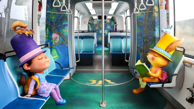 全球第一辆「几米列车」可爱上路！淡海轻轨推3款主题列车，等身大娃娃陪搭车，宛如走进绘本中 ,stylechina.com