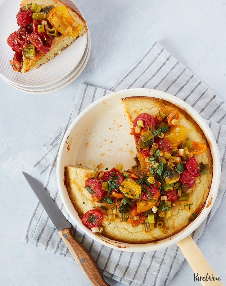 酪乳煎锅玉米面包配番茄和葱 ,stylechina.com