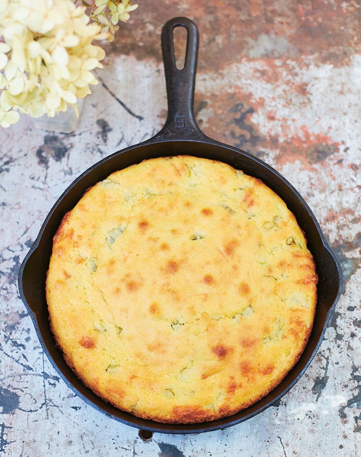 朱莉娅·图申的切达干酪和葱的煎锅玉米面包 ,stylechina.com