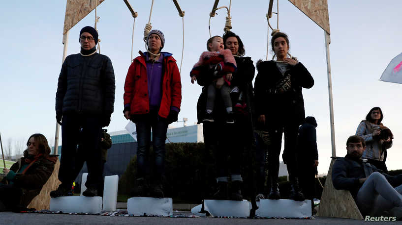 02.jpg 沮丧的气候活动家在马德里峰会之外抛弃粪肥 ,stylechina.com