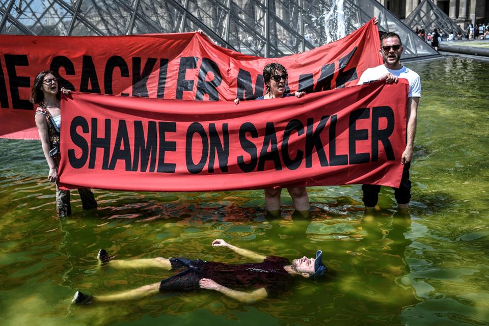 随着阿片类药物的流行，Sacklers在13年内从Purdue Pharma撤出了超过120亿美元 ,stylechina.com
