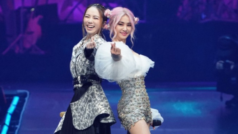 蔡依林、邓紫棋两大天后合体嗨翻小巨蛋！尬唱〈说爱你〉、〈光年之外〉，邓紫棋狂赞Jolin：「我的头比她大两倍，真的好小一只！」 ,stylechina.com