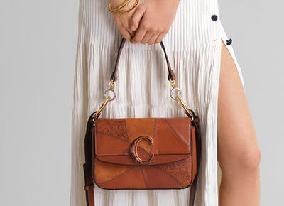 这是一年中最美好的时光，投资于一个名牌包（因为有很多正在销售中） ,stylechina.com