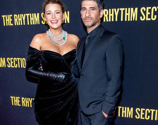 QQ截图20200131124740.jpg 布莱克·莱弗利(Blake Lively)穿上绑带式克里斯蒂安·鲁布托(Christian Louboutin)细高跟靴,让婴儿后重返红地毯 ,stylechina.com