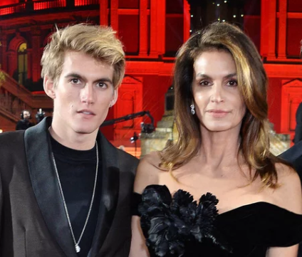 辛迪·克劳福德的儿子普雷斯利纹身 ,stylechina.com