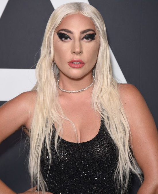 QQ截图20200212161209.png Lady Gaga刚在Instagram上发布了一个新的不化妆自拍,她看起来完全无法识别 ,stylechina.com