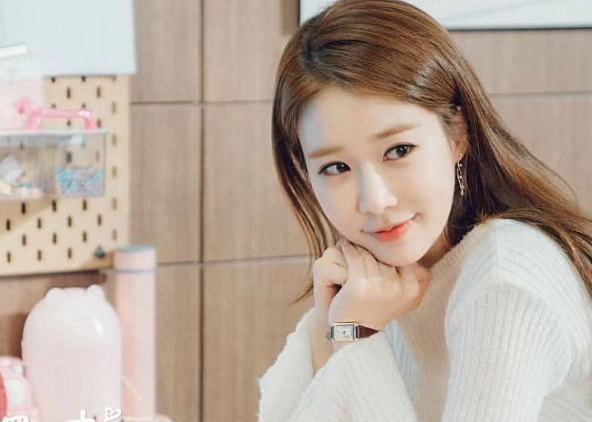 刘仁娜出道11年首度「精灵短发」现身!耳下5公分的绝美颜值~八字浏海+湿感俐落短发整理教学 ,stylechina.com