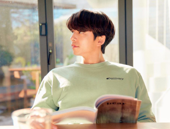 孔刘的一天大公开，慵懒赖床后，出发去海边小镇旅行啦～孔太太们心脏被爆击，好想跟他走 ,stylechina.com