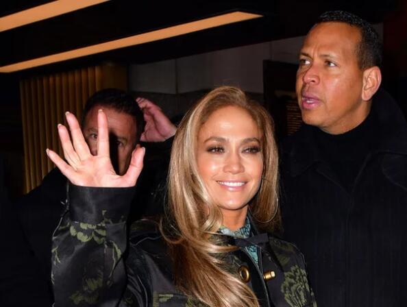 詹妮弗·洛佩兹（Jennifer Lopez）和赛琳娜·戈麦斯（Selena Gomez）穿的大衣现在减价50％ ,stylechina.com