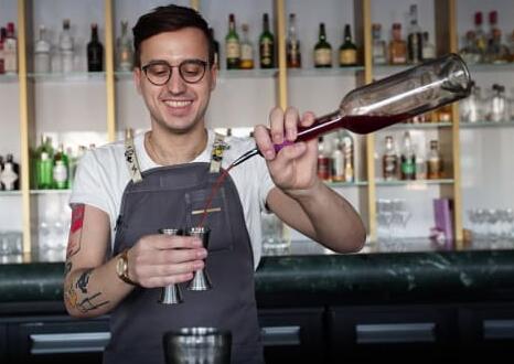 http___cdn.cnn.com_cnnnext_dam_assets_191223132852-associazione-chianti-hong-kong-04-ac-tableset-1.jpg 非酒精鸡尾酒如何震撼酒吧现场 ,stylechina.com