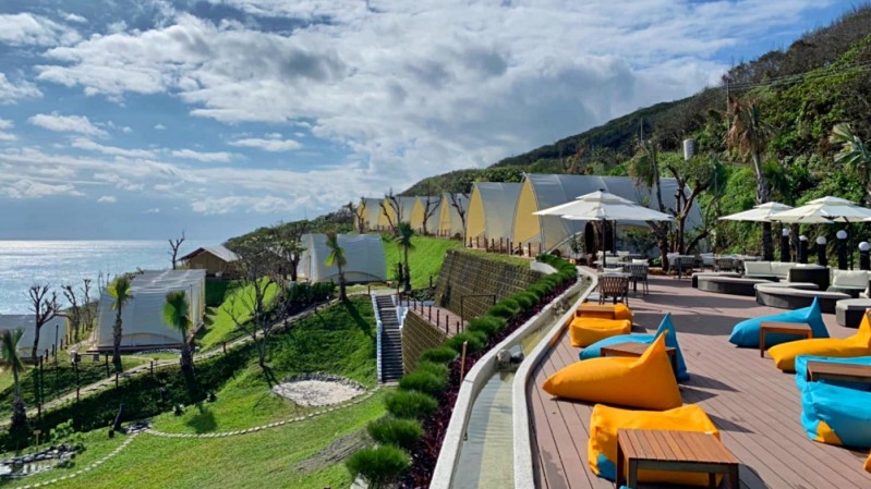 5E8DB03BBF8441586343995.jpeg 最惬意的懒人露营场地!花莲「海崖谷」睁开眼就是蔚蓝大海、听海声入梦乡,夜晚点灯美呆了 ,stylechina.com