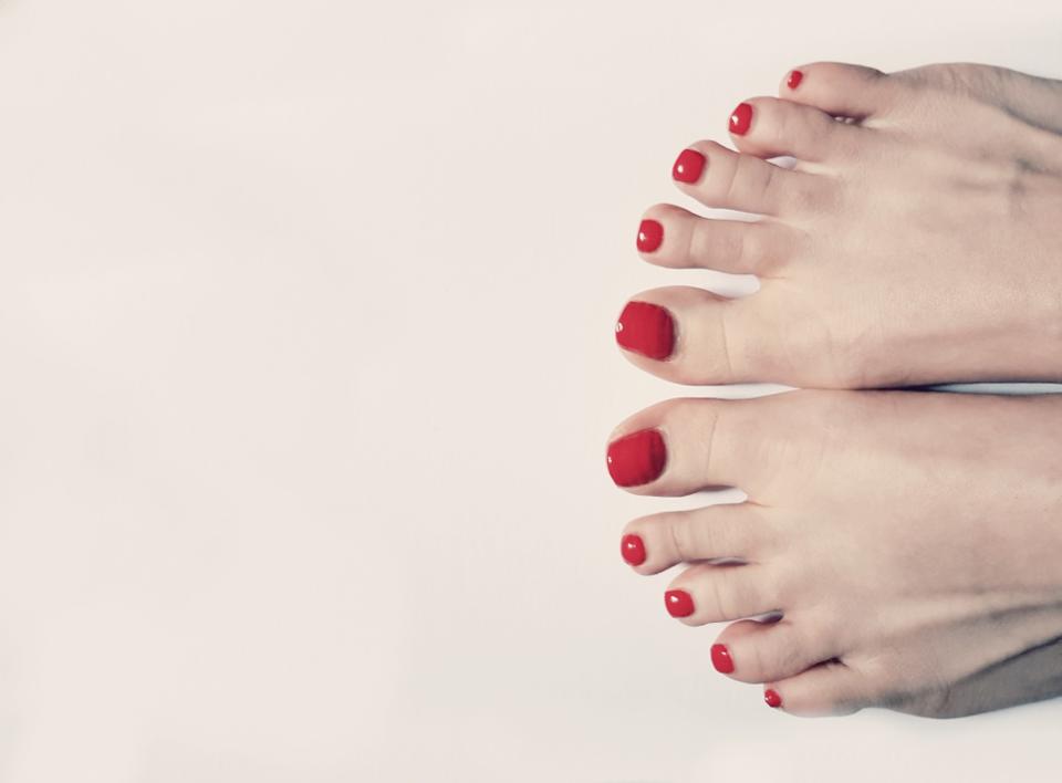 'COVID脚趾'：医生确定冠状病毒的最新症状 ,stylechina.com