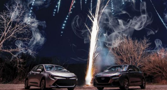 带有两个现代掀背车的跳跃，午餐托盘漂移和烟火牵引 ,stylechina.com