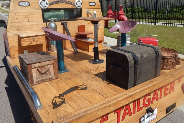 以Bucs主题的福特F-150庆祝布雷迪·格朗克   以Bucs主题的福特F-150庆祝布雷迪·格朗克 ,stylechina.com