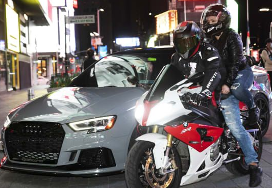 纽约市陷入僵局，跑车在时代广场巡游 ,stylechina.com