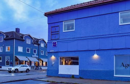 挪威袖珍小城当地人为了提高城市知名度，用5万升涂料刷成蓝色 ,stylechina.com