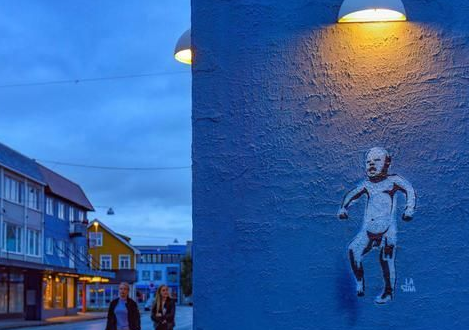 挪威袖珍小城当地人为了提高城市知名度，用5万升涂料刷成蓝色 ,stylechina.com