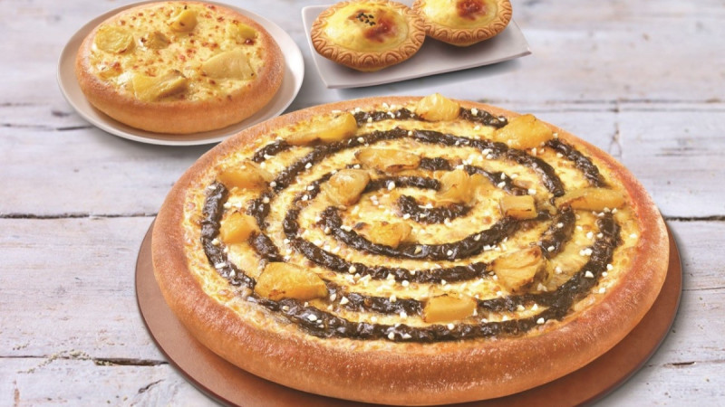 必胜客全新推出「黄金榴梿白咖啡」口味比萨！榴梿香气与咖啡超狂结合，加码「黄金榴梿起司塔」上市 ,stylechina.com