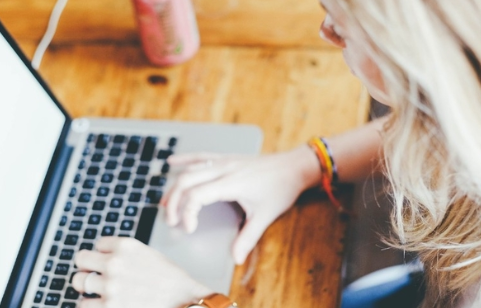 IDC认为，尽管供应链改善，个人电脑和平板电脑的销售量仍下降了12％ ,stylechina.com