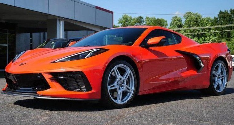 乘坐2020年雪佛兰克尔维特Z51稀有橙色赛车巡游日落 中网时尚,stylechina.com