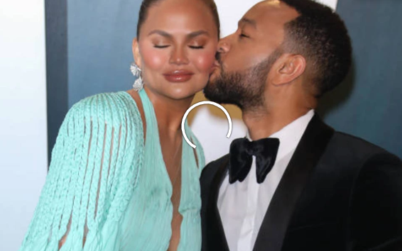克里斯西·泰根(Chrissy Teigen)揭露了她的乳房植入物去除手术期间不知道怀孕的地方 中网时尚,stylechina.com