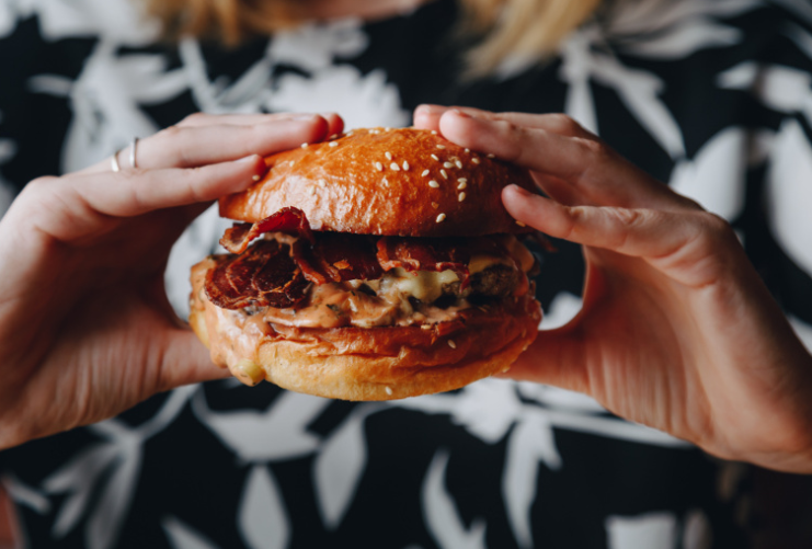 墨尔本最具标志性的汉堡店之一已经退休，可以让您摆脱锁定犹豫不决的决定 中网时尚,stylechina.com