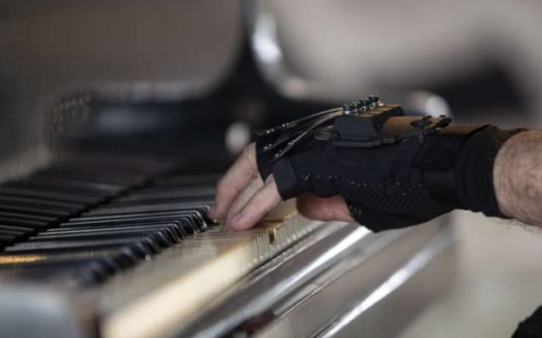 一副新的仿生手套，让这位79岁的老人玩二十多年来第一次用双手 中网时尚,stylechina.com