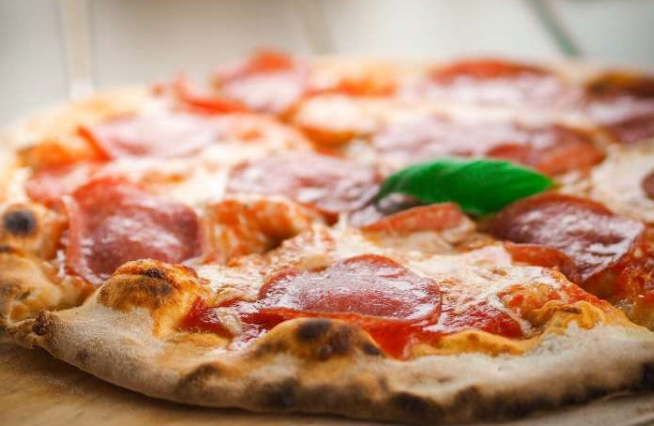 披萨的气味飘散在整个技术和食品融合的大房间里，从烤箱出来的成品闪闪发亮的金褐色味道像披萨 中网时尚,stylechina.com